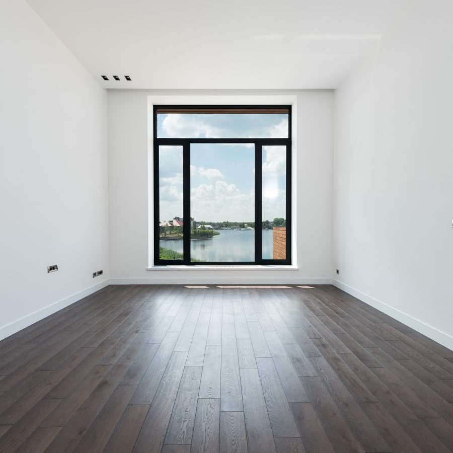  Spacious room with white walls and panoramic windows